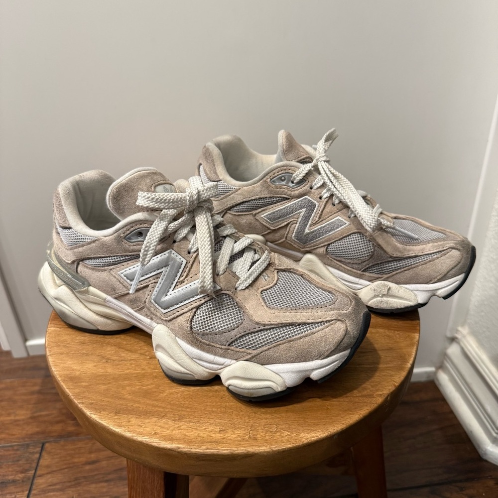 New Balance 9060 Style in Grey and Cream Athletic Sneakers Size 6.5 Womens